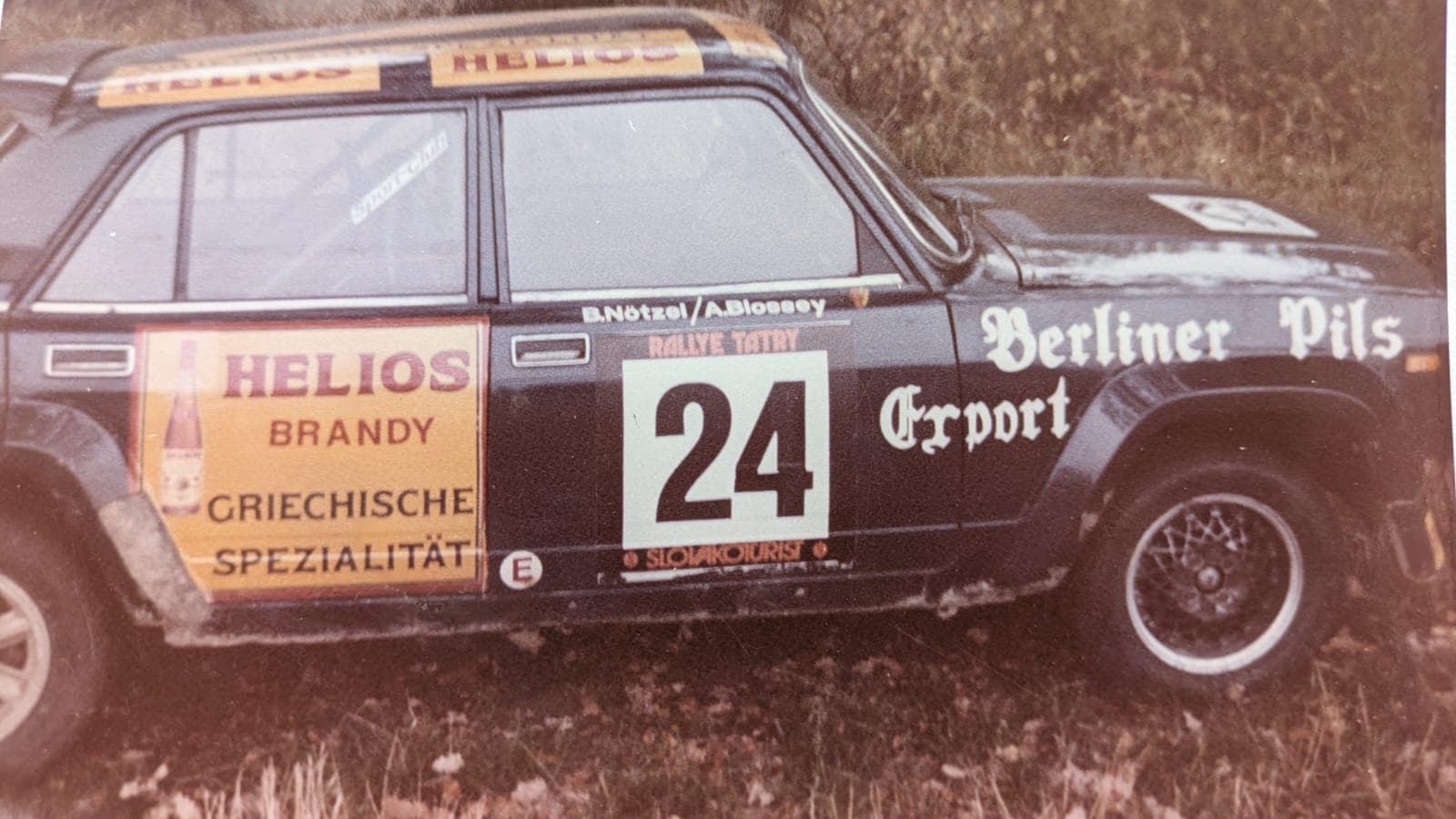 Archivfoto mit Seitenansicht und Startnummer 24